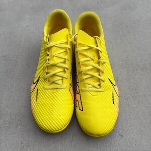Nike Mercurial Vapor 15 Club MG Soccer Cleats Mens Size 9.5 Yellow Strike Sunset